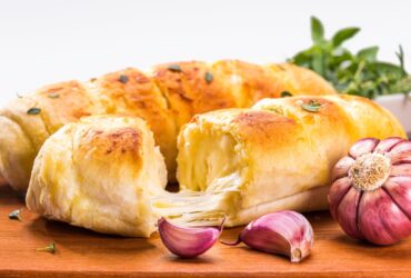 Como fazer pão de alho com queijo