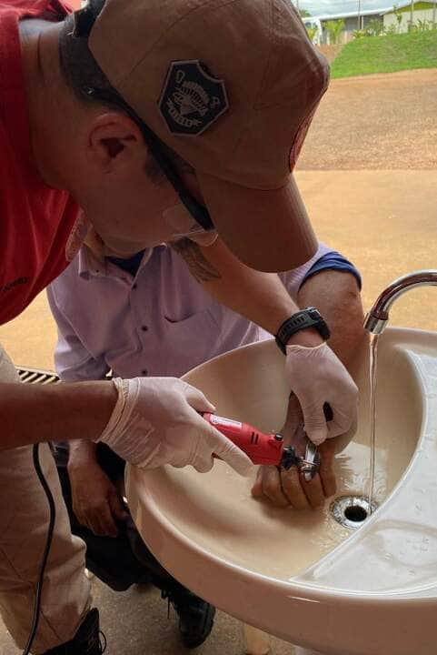 Homem recebe ajuda dos bombeiros para remover aliança presa no dedo em cidade de Mato Grosso