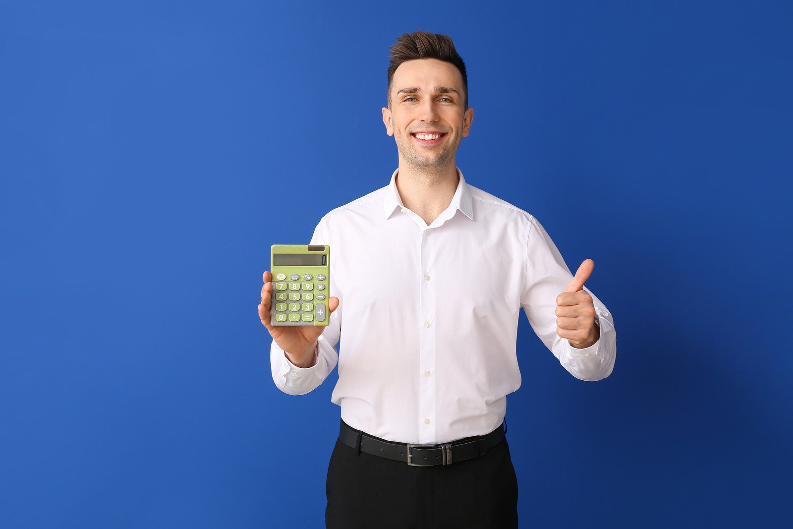 Man with Calculator on Blue Background - Fotos do Canva