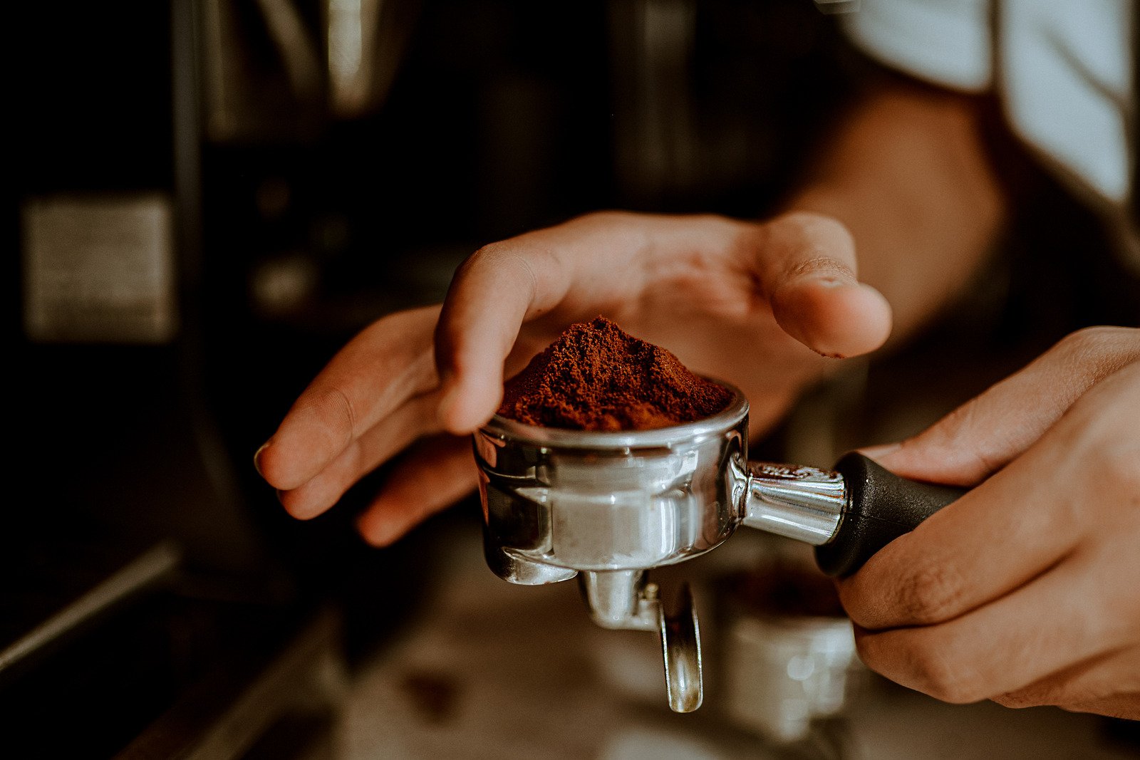 Mãos humanas preparando café para máquina de café - Fotos do Canva