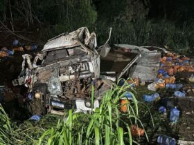 Motorista fica ferido após caminhão cair de ribanceira na BR-364 em Mato Grosso