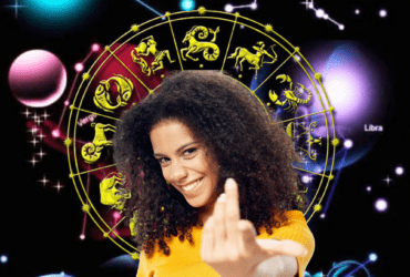 Muito Feliz a mulher sobre as previsões de seu signo do zodiaco