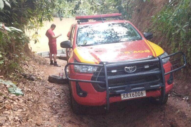 Bombeiros iniciam mergulho para localizar vítima de afogamento no Rio Verde