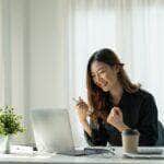 Retrato de uma jovem mulher asiática de negócios feliz comemorando o sucesso - Fotos do Canva