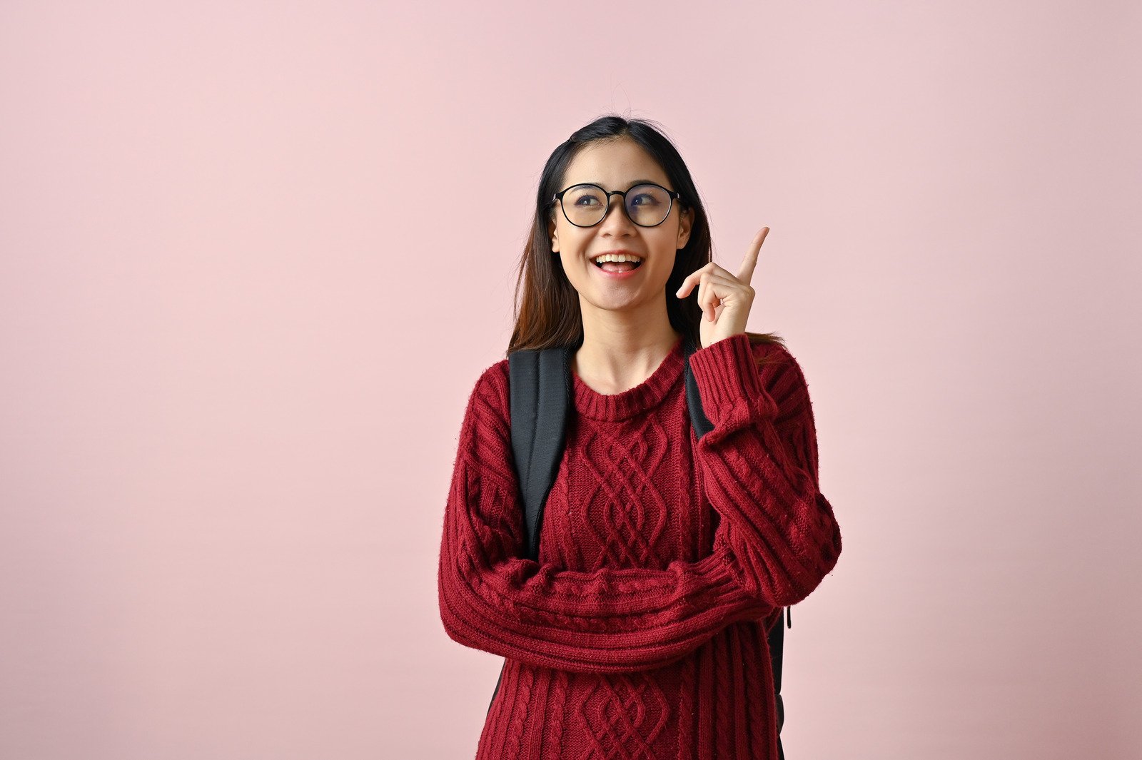 Sábia e inspirada estudante universitária asiática olhando para cima, aponte - Fotos do Canva