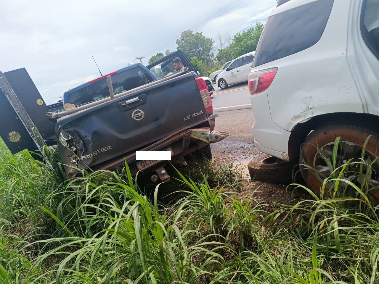 Um acidente entre dois carros na manhã desta terça-feira (09) registrado na estrada da Guia deixou 5 feridos,.