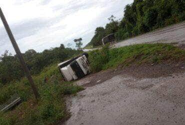 Carreta bloqueia BR-163 em Lucas do Rio Verde na madrugada desta sexta-feira (12)