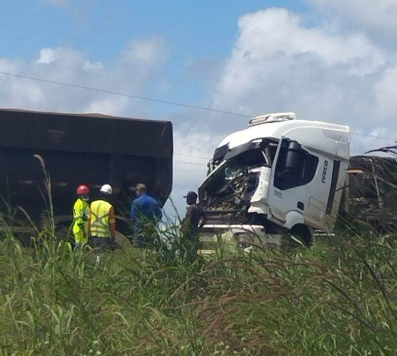 Acidente entre carretas na BR-163 deixa pista interditada por cerca de uma hora