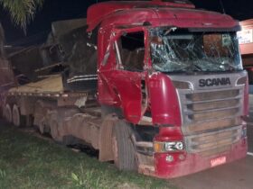 Caminhão bitrem se envolve em acidente e espalha carga de milho na Avenida da Produção em Lucas do Rio Verde
