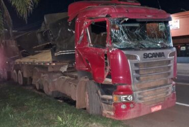 Caminhão bitrem se envolve em acidente e espalha carga de milho na Avenida da Produção em Lucas do Rio Verde