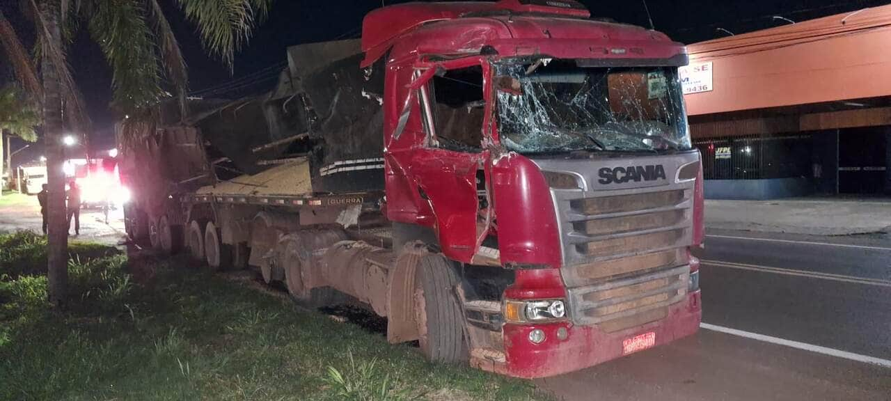 Caminhão bitrem se envolve em acidente e espalha carga de milho na Avenida da Produção em Lucas do Rio Verde