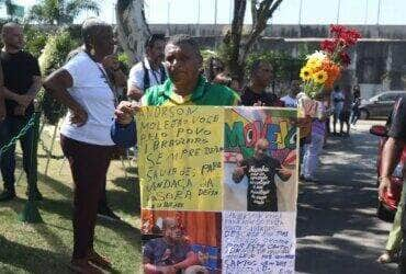 Rio de Janeiro (RJ), 28. 04. 2024 – Familiares, amigos e fãs se despedem do cantor Anderson Leonardo, do Grupo Molejo. Seu corpo foi velado no Cemitério Jardim da Saudade, no Rio de Janeiro. Foto: Tânia Rêgo/Agência Brasil