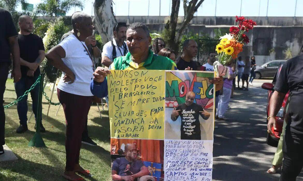 Rio de Janeiro (RJ), 28. 04. 2024 – Familiares, amigos e fãs se despedem do cantor Anderson Leonardo, do Grupo Molejo. Seu corpo foi velado no Cemitério Jardim da Saudade, no Rio de Janeiro. Foto: Tânia Rêgo/Agência Brasil