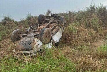 Empresário capota camionete na BR-163 em Lucas do Rio Verde; duas vítimas são socorridas