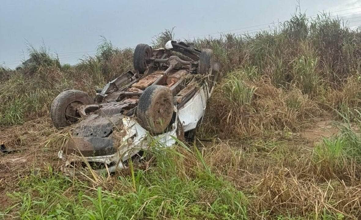 Empresário capota camionete na BR-163 em Lucas do Rio Verde; duas vítimas são socorridas