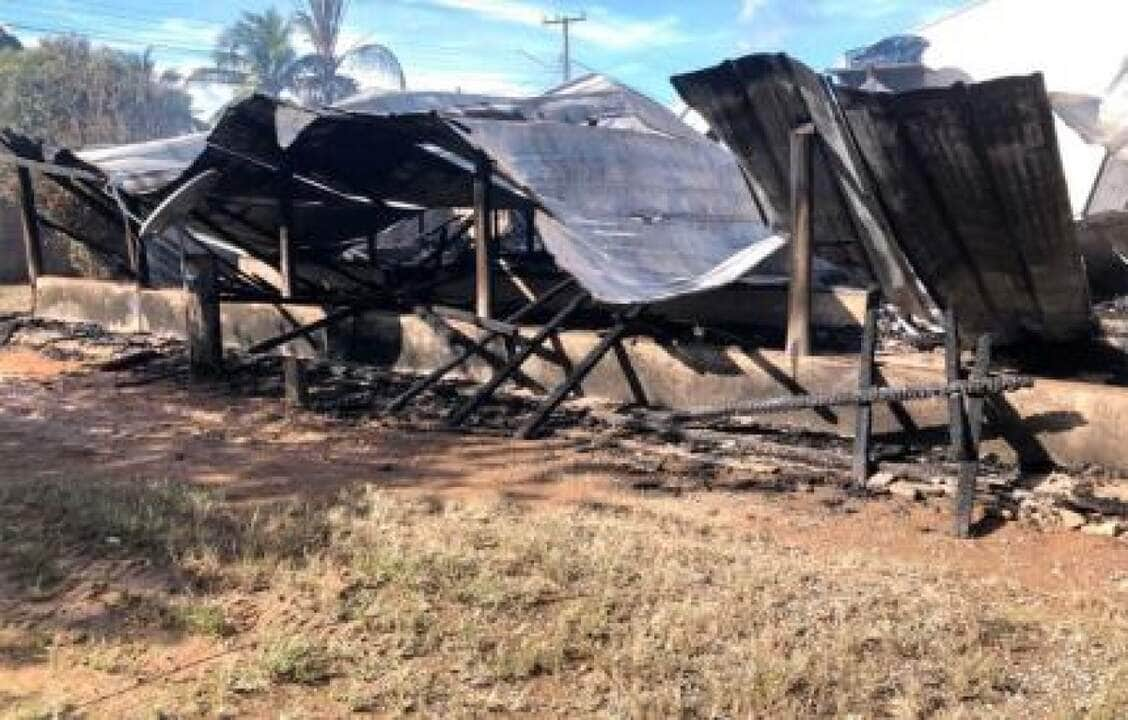 Celular pega fogo durante carregamento e provoca incêndio em residência em Nova