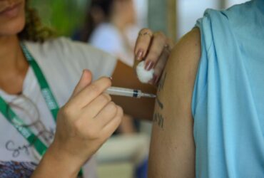 Rio de Janeiro (RJ), 13/04/2024 – População participa do dia D de vacinação contra a gripe, na Praça Afonso Pena, na Tijuca, zona norte da capital fluminense. Foto: Tomaz Silva/Agência Brasil