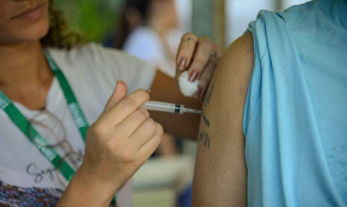 Rio de Janeiro (RJ), 13/04/2024 – População participa do dia D de vacinação contra a gripe, na Praça Afonso Pena, na Tijuca, zona norte da capital fluminense. Foto: Tomaz Silva/Agência Brasil