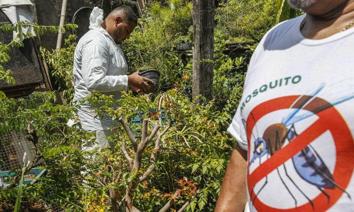 Osasco (SP) 15/03/2024 - Equipes da Zoonoses realizam trabalho de campo no combate aos focos da Dengue nos bairros da cidade. Foto: Paulo Pinto/Agência Brasil