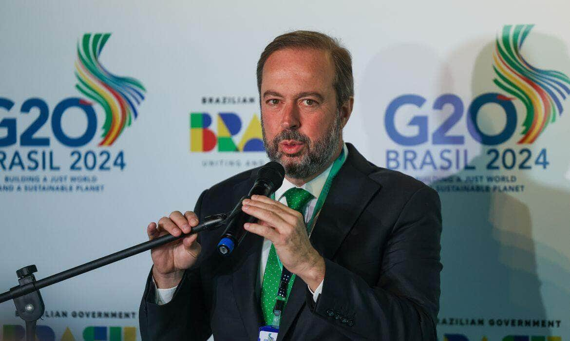 Brasília (DF) 15/04/2024 O ministro de Minas e Energia, Alexandre Silveira, fala com a imprensa após a abertura da primeira reunião presencial do Grupo de Trabalho (GT) de Transições Energéticas do G20, na sede do G20 em Brasília. Foto: Fabio Rodrigues- Pozzebom/Agência Brasil Por: Fabio Rodrigues-Pozzebom/ Agência Brasil