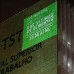 Projeção no prédio do TST lembra número de mortos em acidentes de trabalho no Brasil. A ação faz parte da campanha Abril Verde e ao Dia Mundial em Memória das Vítimas de Acidentes e Doenças do Trabalho, celebrado em 28 de abril. Por: Fabio Rodrigues Pozzebom/Agência Brasil