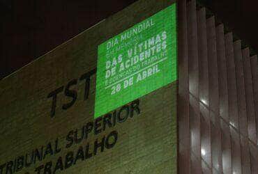 Projeção no prédio do TST lembra número de mortos em acidentes de trabalho no Brasil. A ação faz parte da campanha Abril Verde e ao Dia Mundial em Memória das Vítimas de Acidentes e Doenças do Trabalho, celebrado em 28 de abril. Por: Fabio Rodrigues Pozzebom/Agência Brasil