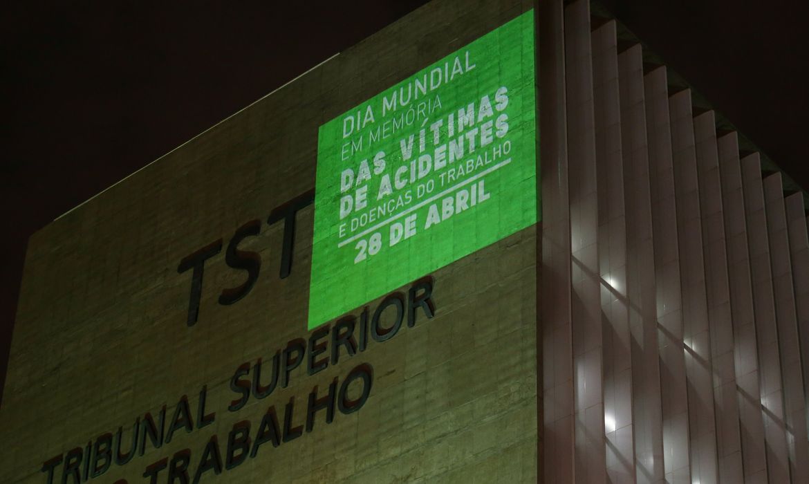 Projeção no prédio do TST lembra número de mortos em acidentes de trabalho no Brasil. A ação faz parte da campanha Abril Verde e ao Dia Mundial em Memória das Vítimas de Acidentes e Doenças do Trabalho, celebrado em 28 de abril. Por: Fabio Rodrigues Pozzebom/Agência Brasil