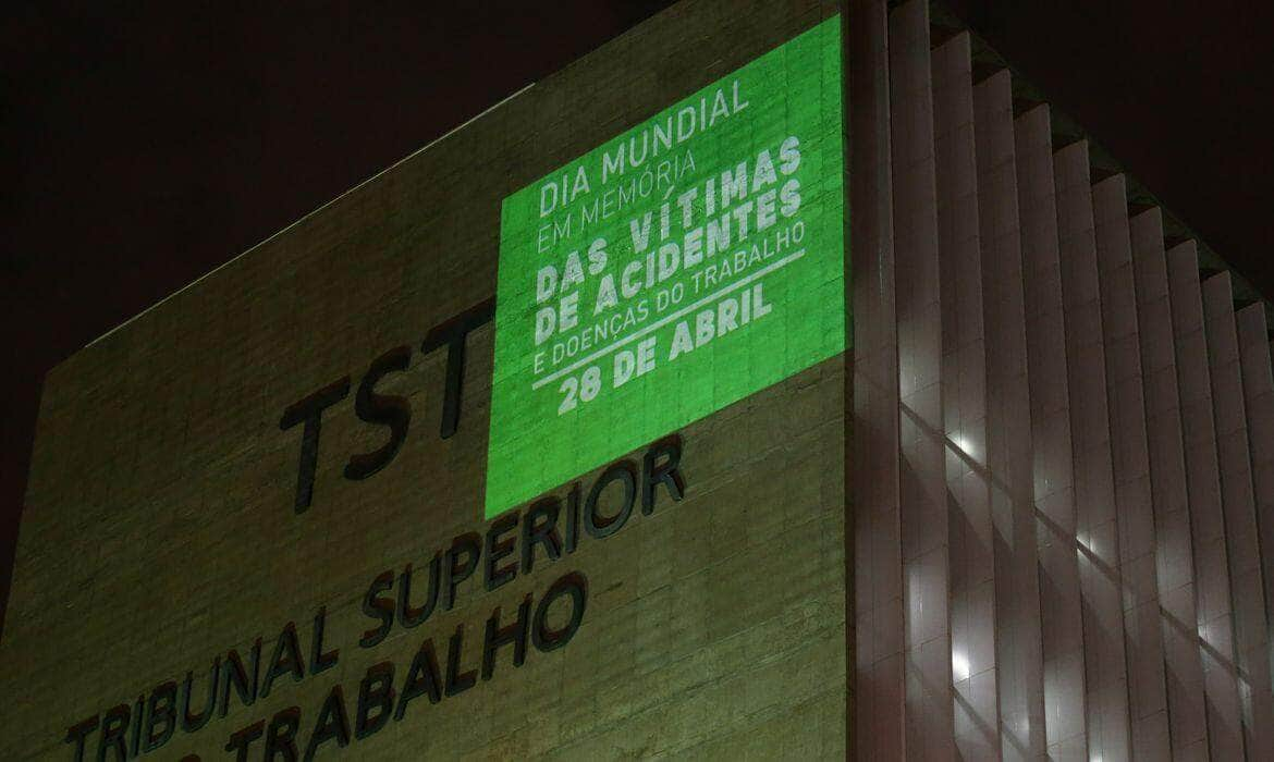 Projeção no prédio do TST lembra número de mortos em acidentes de trabalho no Brasil. A ação faz parte da campanha Abril Verde e ao Dia Mundial em Memória das Vítimas de Acidentes e Doenças do Trabalho, celebrado em 28 de abril. Por: Fabio Rodrigues Pozzebom/Agência Brasil