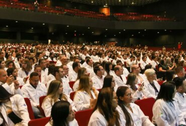 Brasília (DF), 14/08/2023 - A ministra da Saúde, Nísia Trindade, participa da cerimônia de acolhimento dos profissionais do Programa Mais Médicos para o Brasil. Foto: Wilson Dias/Agência Brasil
