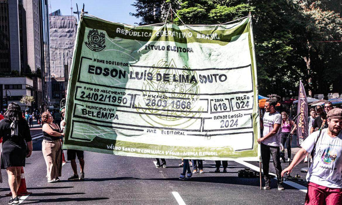 São Paulo. 21/04/2024 Campanha usa título de eleitor gigante para chamar jovens para votar. FOTOS Fernando Cavalcanti