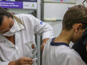 São Paulo (SP), 04/04/2024 - Primeiro dia de vacinação contra dengue em crianças de 10 a 14 anos na Unidade Básica de Saúde - UBS Vila Jaguara, na região oeste. Foto: Rovena Rosa/Agência Brasil