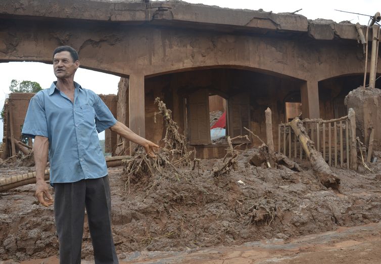 Mariana (MG) - João Leôncio Martins, com sua casa ao fundo no distrito de Bento Rodrigues, em Mariana (MG), atingido pelo rompimento de duas barragens de rejeitos da mineradora Samarco (Antonio Cruz/Agência Brasil)