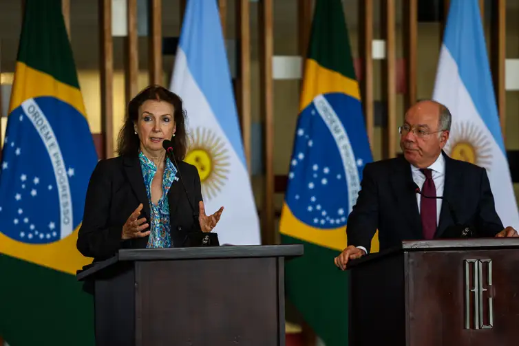 Brasília (DF) 15/04/2024 – O ministro das Relações Exteriores, Mauro Vieira (d), se reúne com a ministra de Relações Exteriores, Comércio Internacional e Culto da Argentina, Diana Mondino (e). No encontro, Brasil e Argentina vão discutir questões sobre a infraestrutura física fronteiriça, a cooperação em matéria de energia e de defesa, a Hidrovia Paraguai-Paraná, e o fortalecimento do Mercosul e dos processos de integração regional. Foto: José Cruz/Agência Brasil