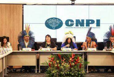 Brasília, 17/04/2024 - Em cerimônia histórica, o Ministério dos Povos Indígenas (MPI) reinstalou e empossou os membros do Conselho Nacional de Política Indigenista (CNPI). No evento, a presidenta da Fundação Nacional dos Povos Indígenas (Funai), Joenia Wapichana, destacou a importância da reconstrução da política indigenista de forma compartilhada com os demais órgãos do Governo Federal, a partir das propostas deliberadas no CNPI. A presidenta Joenia tomou posse como membro titular representando a Funai; Lucia Alberta, como 1ª suplente; e Mislene Metchacuna, na 2ª suplência. Ambas são diretoras de Promoção ao Desenvolvimento Sustentável e de Administração e Gestão da Funai, respectivamente. A cerimônia ocorreu nesta quarta-feira (17) na sede do Ministério da Justiça e Segurança Pública (MJSP), em Brasília. Foto: Lohana Chaves/Funai