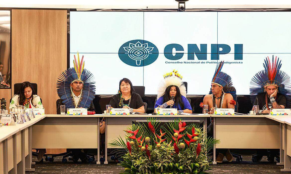 Brasília, 17/04/2024 - Em cerimônia histórica, o Ministério dos Povos Indígenas (MPI) reinstalou e empossou os membros do Conselho Nacional de Política Indigenista (CNPI). No evento, a presidenta da Fundação Nacional dos Povos Indígenas (Funai), Joenia Wapichana, destacou a importância da reconstrução da política indigenista de forma compartilhada com os demais órgãos do Governo Federal, a partir das propostas deliberadas no CNPI. A presidenta Joenia tomou posse como membro titular representando a Funai; Lucia Alberta, como 1ª suplente; e Mislene Metchacuna, na 2ª suplência. Ambas são diretoras de Promoção ao Desenvolvimento Sustentável e de Administração e Gestão da Funai, respectivamente. A cerimônia ocorreu nesta quarta-feira (17) na sede do Ministério da Justiça e Segurança Pública (MJSP), em Brasília. Foto: Lohana Chaves/Funai