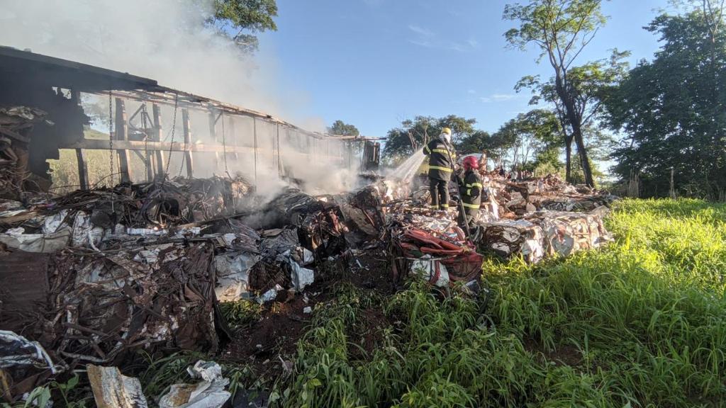 corpo de bombeiros combate incendio em carreta que transportava algodao interna 1 2024 04 23 732811570