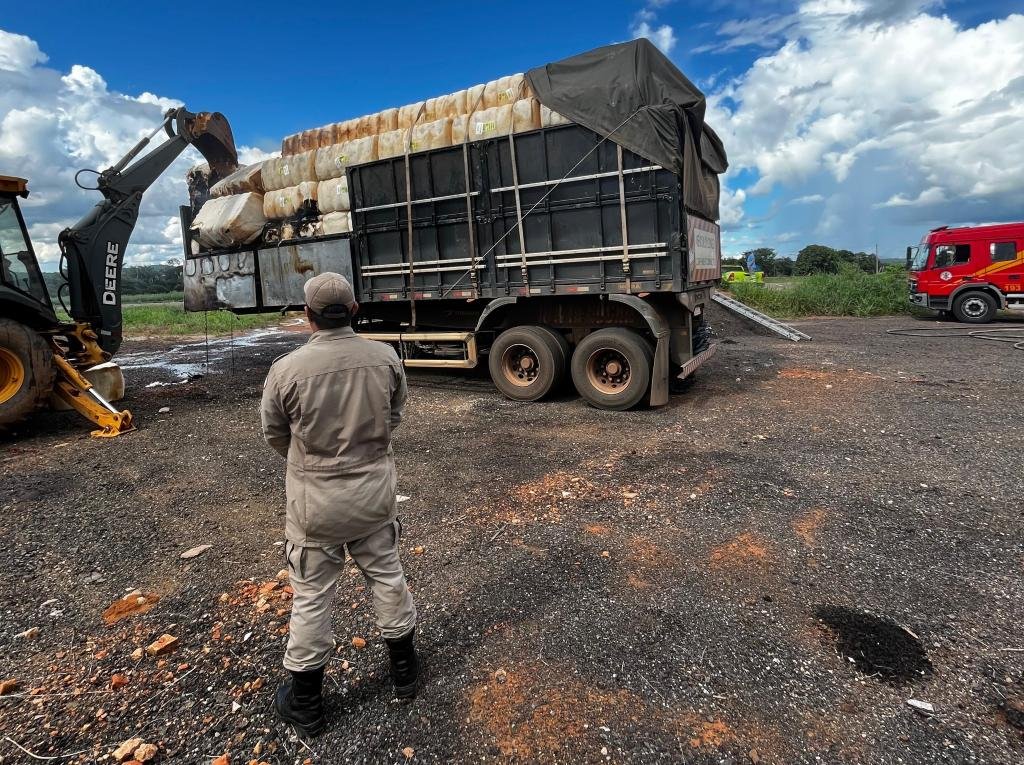 corpo de bombeiros militar combate incendio em carreta que transportava algodao interna 1 2024 04 05 1550580135