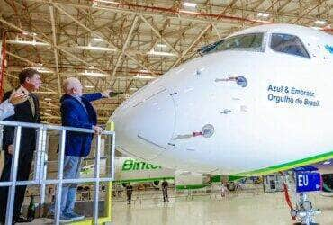 26. 04. 2024 - Presidente da República, Luiz Inácio Lula da Silva, durante Cerimônia de entrega de aeronave da Embraer à Azul, na Fábrica da Embraer, Hangar F300 , em São José dos Campos (SP). Foto: Ricardo Stuckert / PR