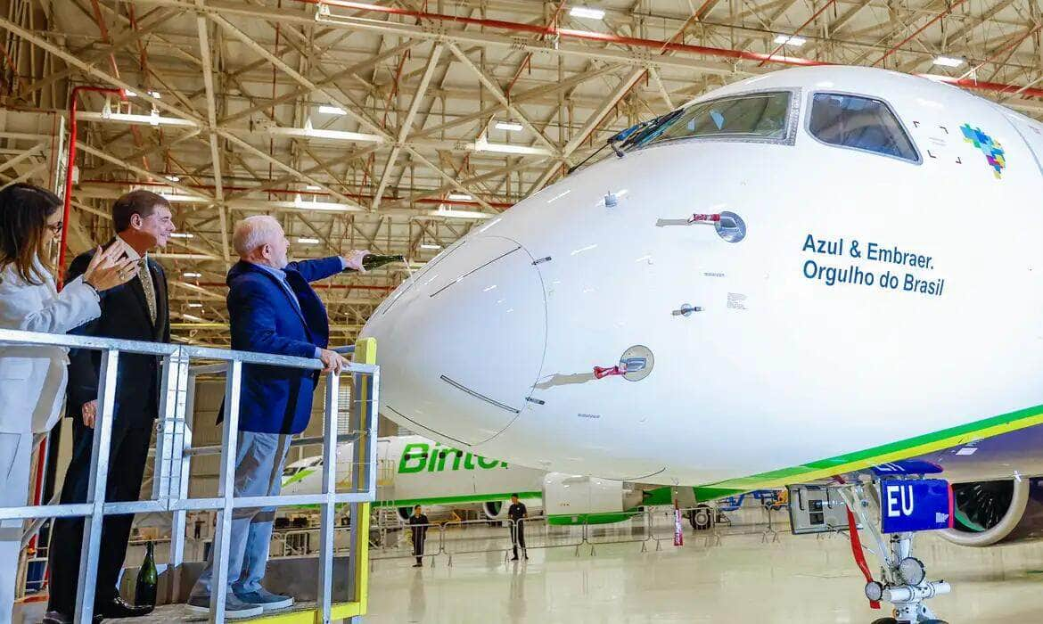 26. 04. 2024 - Presidente da República, Luiz Inácio Lula da Silva, durante Cerimônia de entrega de aeronave da Embraer à Azul, na Fábrica da Embraer, Hangar F300 , em São José dos Campos (SP). Foto: Ricardo Stuckert / PR