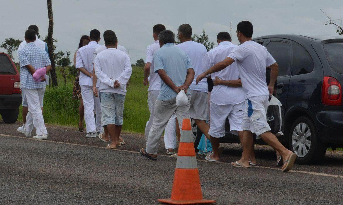 Detentos deixam o Complexo Penitenciário da Papuda, para passar o Natal com familiares Por: Antônio Cruz/Agência Brasil