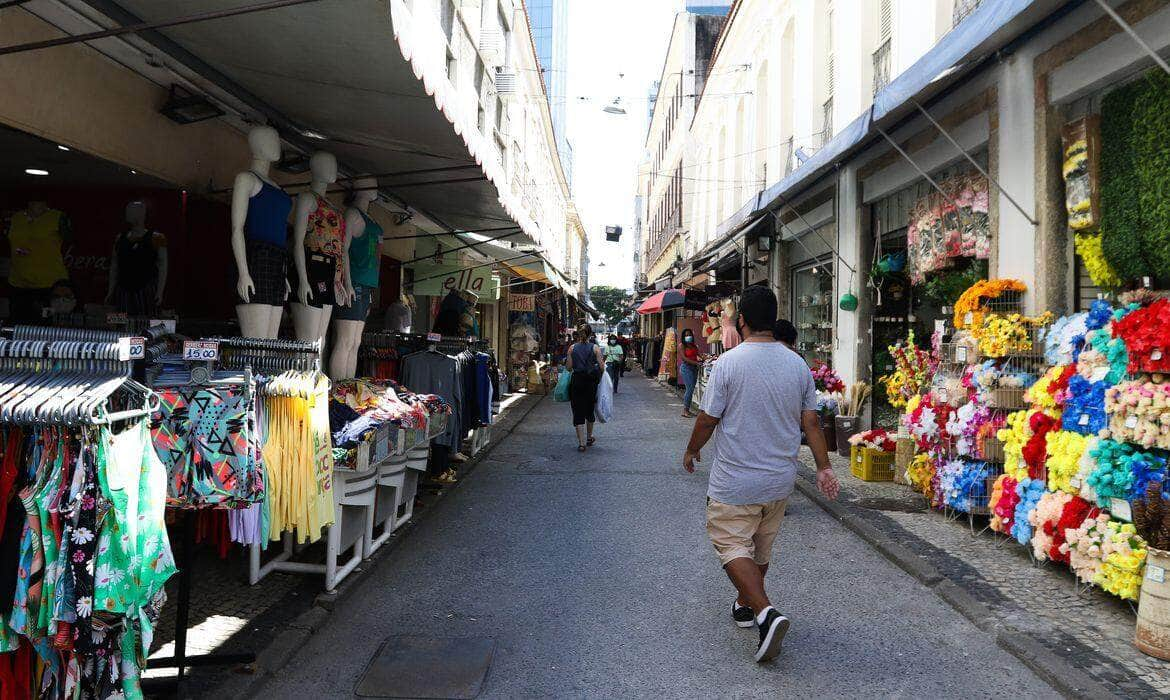 Comércio na SAARA (Sociedade de Amigos das Adjacências da Rua da Alfândega) no centro da cidade, e autorizado a reabrir a partir de hoje (9) na cidade do Rio de Janeiro Por: Tânia Rêgo /Agência Brasil