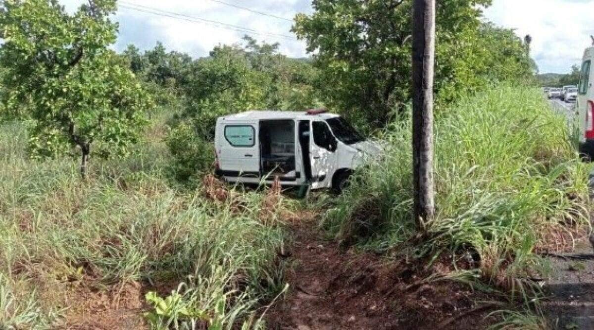 Ambulância capota na MT-251 e deixa cinco feridos