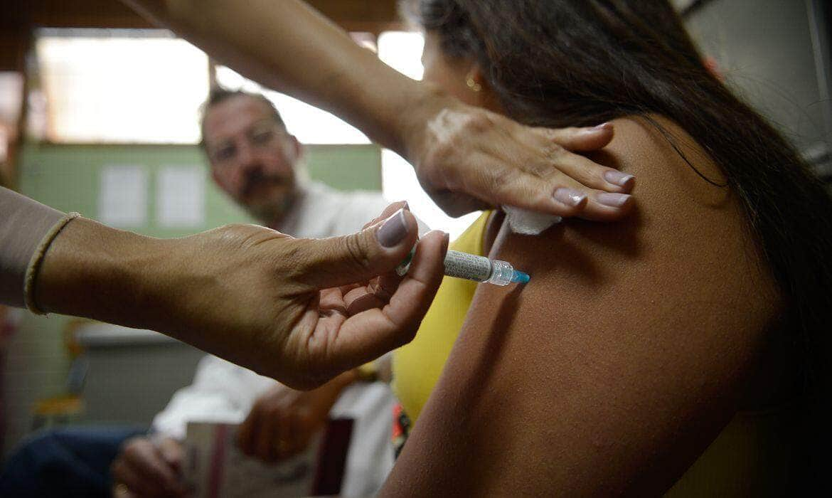 Brasília - Alunas do Centro de Ensino Fundamental 25, em Ceilândia, são vacinadas contra o papiloma vírus humano - HPV (Marcelo Camargo/Agência Brasil)