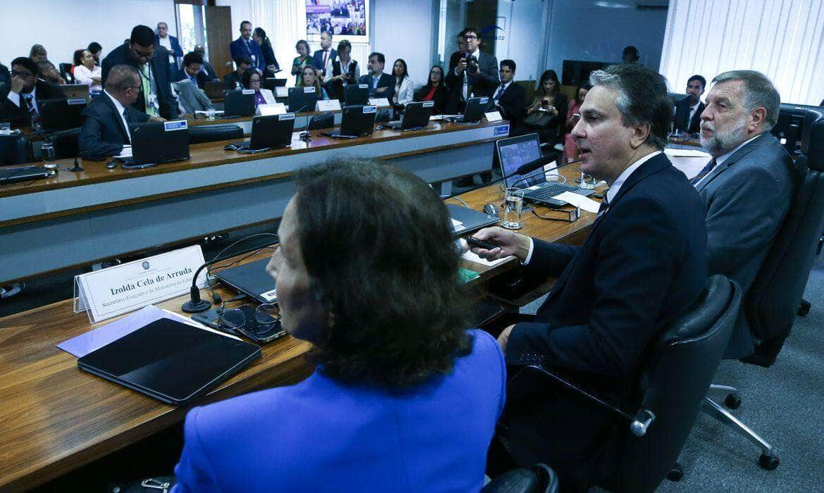 Brasília (DF) 16/04/2024 Comissão de Educação e Cultura do Senado ouve o ministro da Educação, Camilo Santana. O colegiado quer esclarecimentos sobre os problemas ocorridos no processo de divulgação dos resultados do Sistema de Seleção Unificado de 2024. Foto Lula Marques/ Agência Brasil