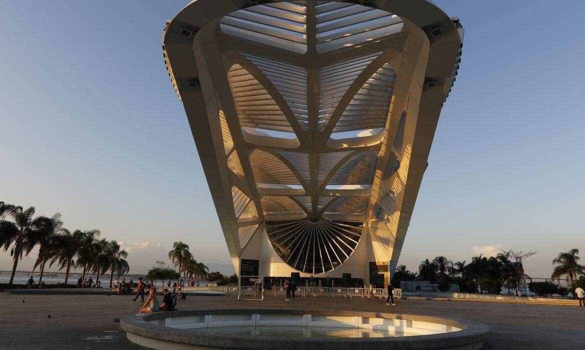 Vista do entardecer no Museu do Amanhã, na Praça Mauá. Por: Fernando Frazão/Agência Brasil