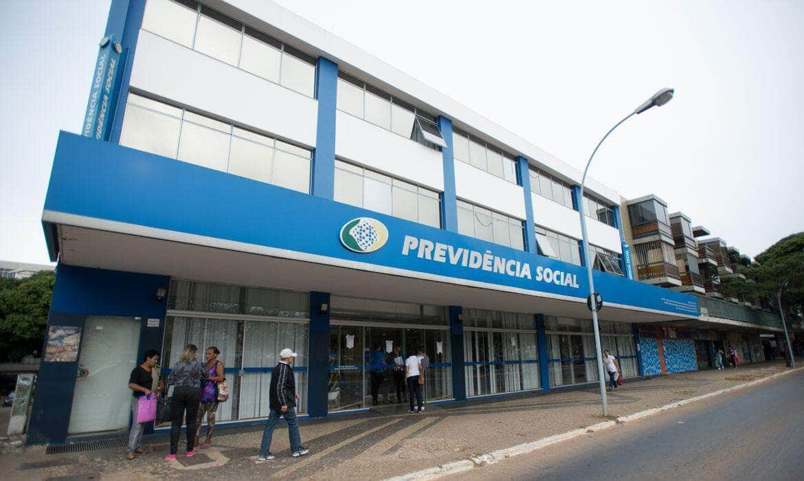 Servidores do Instituto Nacional do Seguro Social (INSS) entraram em greve por tempo indeterminado. Eles reivindicam reajuste salarial de 27,5% e melhores condições de trabalho. Por: Marcelo Camargo/Agência Brasil