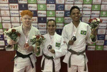 Além do bronze de Thiego Marques (à direita na foto), Rosi Andrade e Elielton Oliveira faturaram prata, no GP de judô paralímpico, em 01/04/2024. Por: Divulgação/CBDV