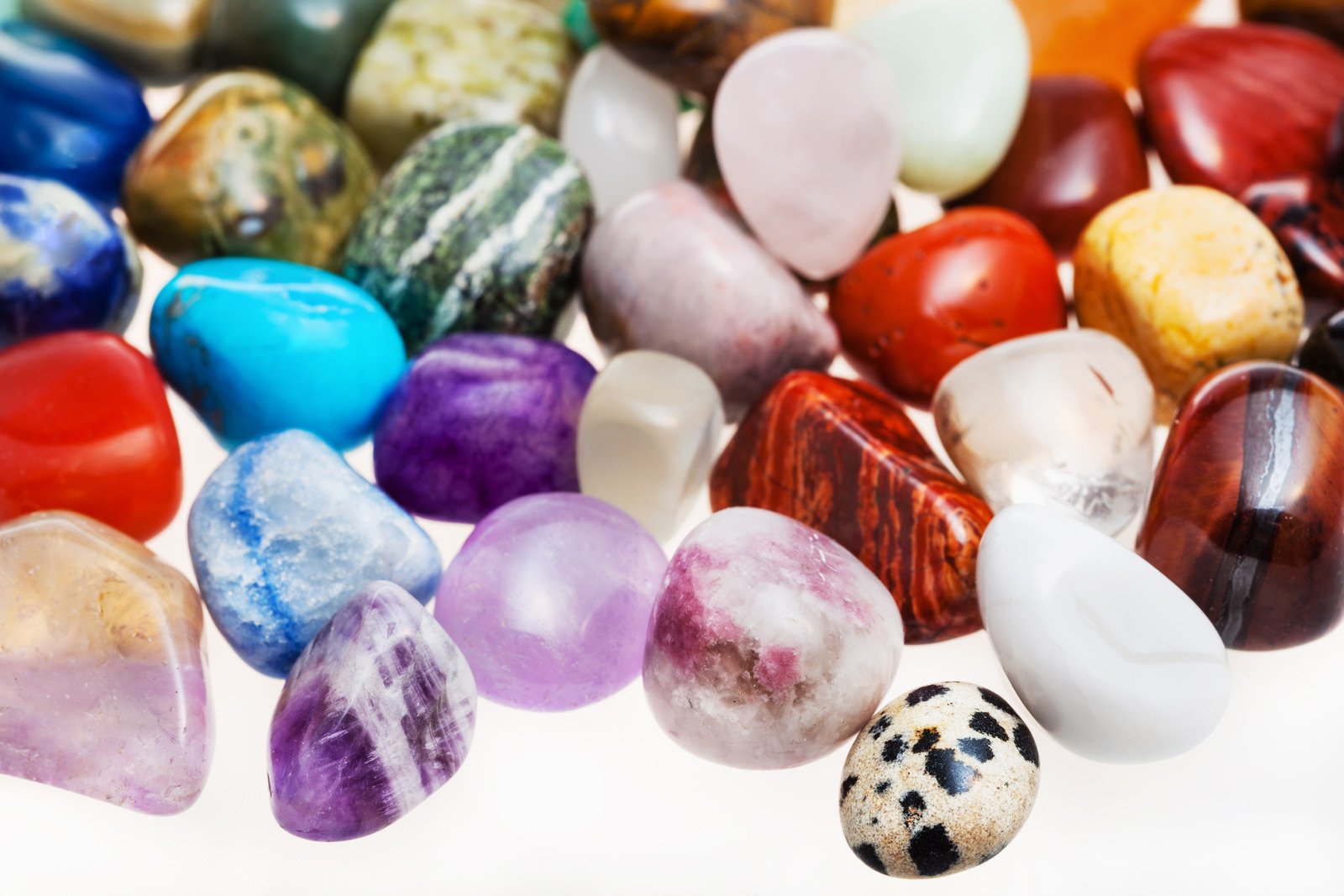 many tumbled natural mineral gem stones - Fotos do Canva