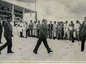 Brasília (DF) 06/04/2024 - Jornalistas credenciados do palácio do Planalto durante protesto na saida do então presidente João Baptista Figueiredo em janeiro de 1984. Foto: A Culpa é da Foto/J. França/Divulgação