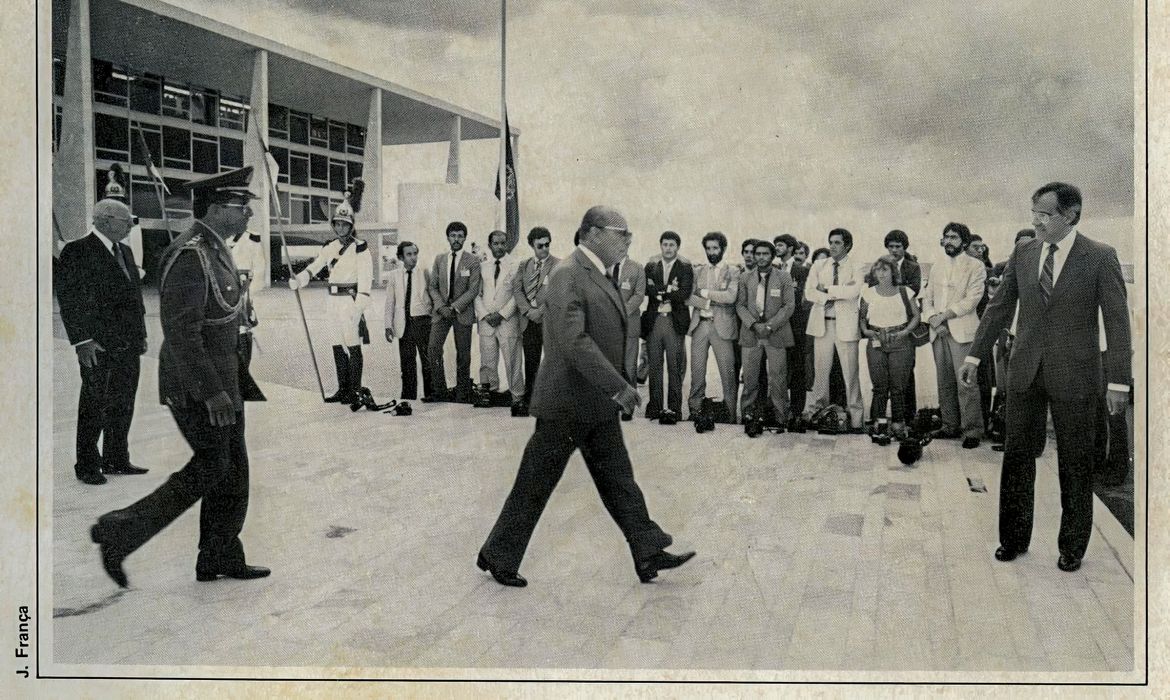 Brasília (DF) 06/04/2024 - Jornalistas credenciados do palácio do Planalto durante protesto na saida do então presidente João Baptista Figueiredo em janeiro de 1984. Foto: A Culpa é da Foto/J. França/Divulgação